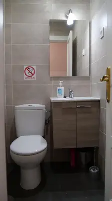 Un baño de LA ESTRELLA con GARAJE INCLUIDO