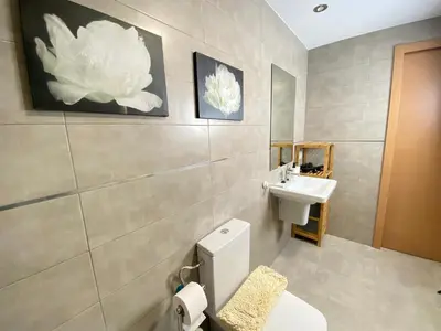 Un baño de Apartamento nuevo, accesible y con piscina !!!