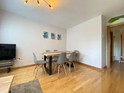 Una televisión o centro de entretenimiento en Acogedor apartamento Puente Romano !!!