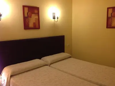 Cama o camas de una habitación en Hostal Cerezo 2