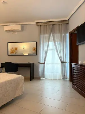 Una televisión o centro de entretenimiento en Hostal Cerezo 2
