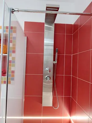 Un baño de Los Tres Monos