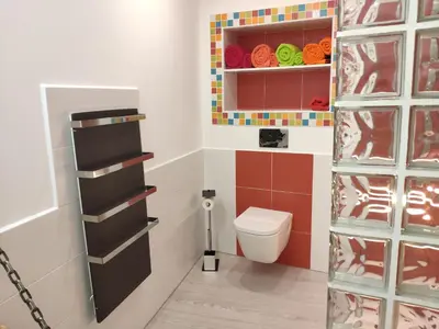 Un baño de Los Tres Monos