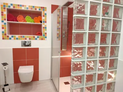 Un baño de Los Tres Monos