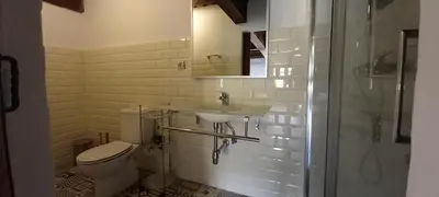 Un baño de Albergue San Blas - Vía de la Plata y Cáparra - Vía Verde
