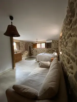 Cama o camas de una habitación en Casa rural en jerte: La casa del molino