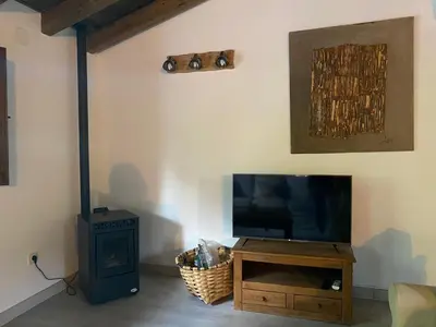 Una televisión o centro de entretenimiento en Casa rural en jerte: La casa del molino