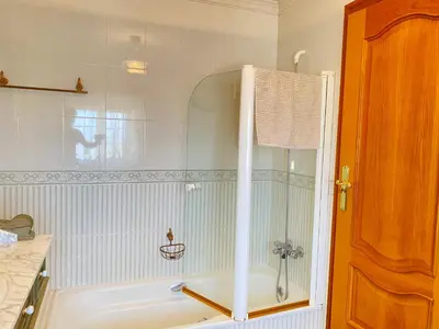 Un baño de Casa Pedraza CON PISCINA PRIVADA