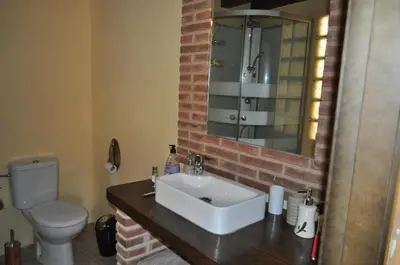 Un baño de El Rincón Secreto de Gredos especializada en celiaquía y diabetes y jacuzzi