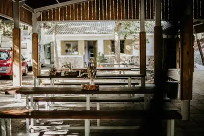 Un restaurante o sitio para comer en Glamping The Teepee