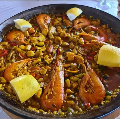 Comida en o cerca de este hotel