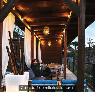 Zona de estar de NidoGredos Cabañas Ecológicas de Diseño