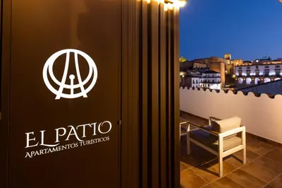 Certificado, premio, señal o documento que está expuesto en Apartamentos El Patio - Modernos con vistas en Plaza Mayor