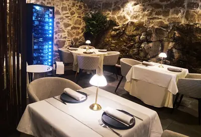 Un restaurante o sitio para comer en Restaurante & Hotel Rural El Mirador de Trevejo,ideal para parejas