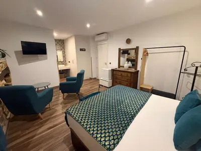 Una televisión o centro de entretenimiento en Restaurante & Hotel Rural El Mirador de Trevejo,ideal para parejas