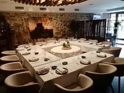 Un restaurante o sitio para comer en Restaurante & Hotel Rural El Mirador de Trevejo,ideal para parejas