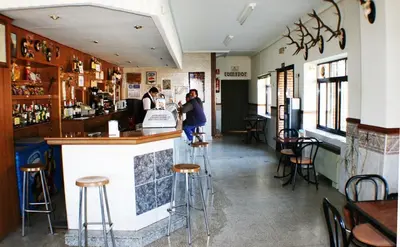 El salón o zona de bar de Mesón de Lagartera
