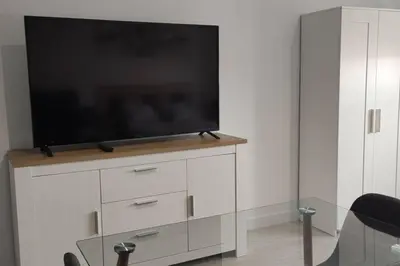 Una televisión o centro de entretenimiento en Apartamentos NayDa Studio 2