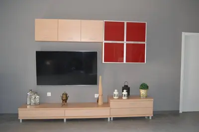 Una televisión o centro de entretenimiento en Apartamentos NayDa Gran casa con piscina