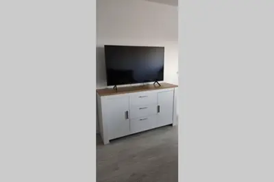 Una televisión o centro de entretenimiento en Apartamentos NayDa 2 habitaciones