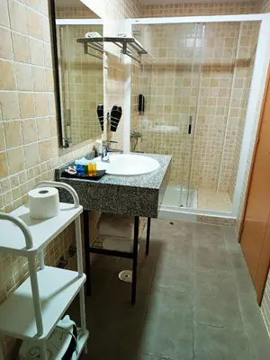 Un baño de Hotel Alma Rosa