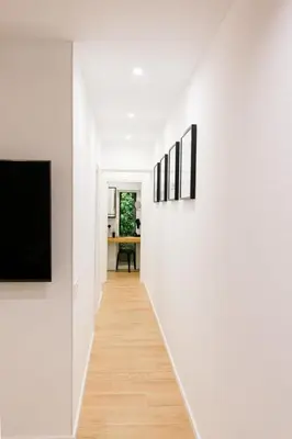 Una televisión o centro de entretenimiento en Estupendo Piso de 2 dormitorios en la Gran Vía. A/A. Wifi.