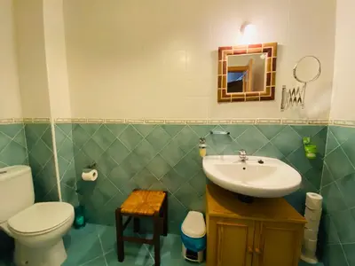 Un baño de VUT LOURDES