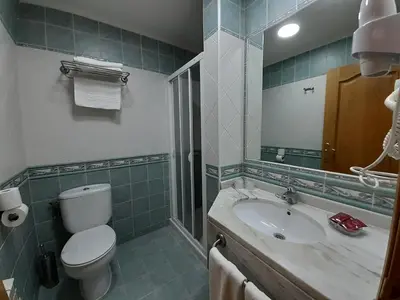 Un baño de Hotel El Pentágono