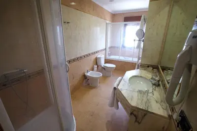 Un baño de Hotel El Pentágono