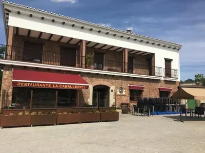 Edificio en el que se encuentra el hostal o pensión