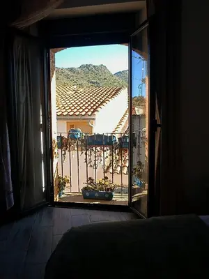Vista general de una montaña o vista desde la habitación en casa particular