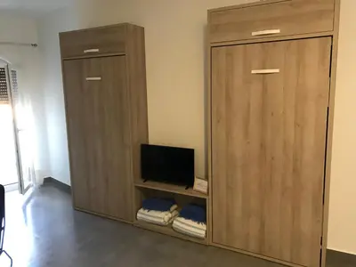 Una televisión o centro de entretenimiento en Apartamentos Ad Theatrum