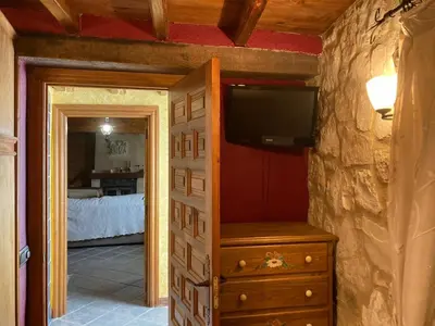 Una televisión o centro de entretenimiento en Casa Rural Neira