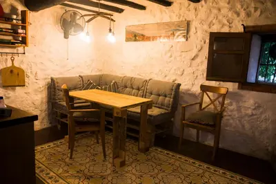 Zona de estar de HERVÀS Y VUELVES ( la casita de la piedra )