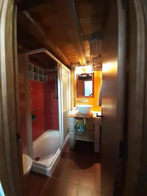 Un baño de HERVÀS Y VUELVES ( la casita de la piedra )