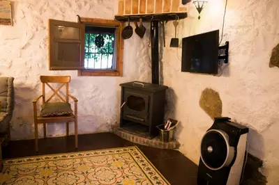 Una televisión o centro de entretenimiento en HERVÀS Y VUELVES ( la casita de la piedra )
