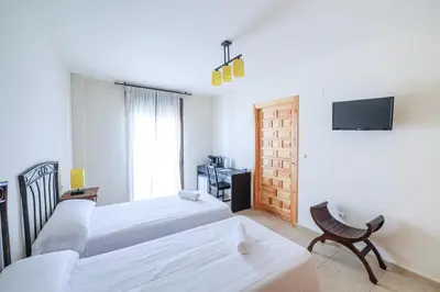 Una televisión o centro de entretenimiento en La Posada de la Gula