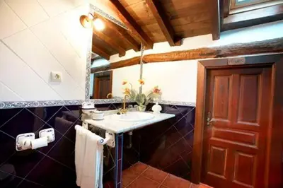 Un baño de CASA RURAL LOS PORTALES Valle del Jerte