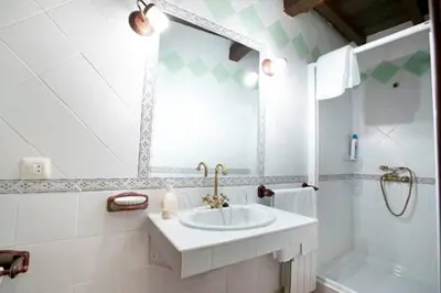 Un baño de CASA RURAL LOS PORTALES Valle del Jerte