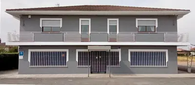 Edificio en el que se encuentra el hostal o pensión