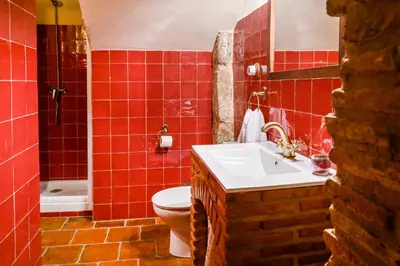 Un baño de 'El Charcón' Casa con piscina compartida