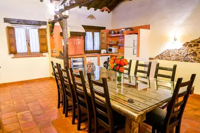 Una cocina o zona de cocina en 'El Charcón' Casa con piscina compartida