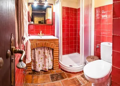 Un baño de 'El Charcón' Casa con piscina compartida