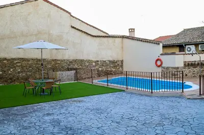 Piscina en o cerca de 'El Charcón' Casa con piscina compartida