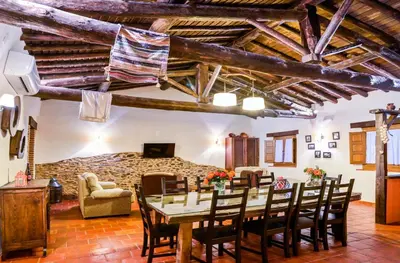 Zona de estar de 'El Charcón' Casa con piscina compartida