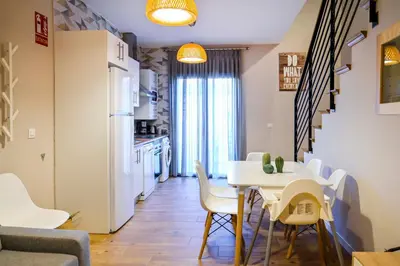 Una cocina o zona de cocina en C - Apartamento moderno con piscina compartida