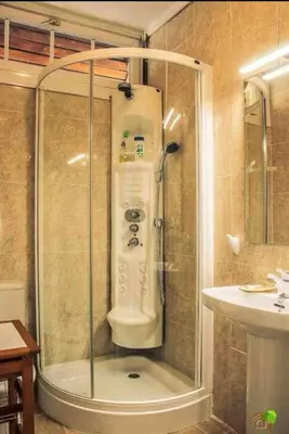 Un baño de Una casita en el campo dentro de la ciudad