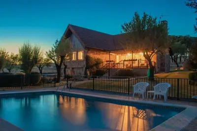 Piscina en o cerca de Una casita en el campo dentro de la ciudad