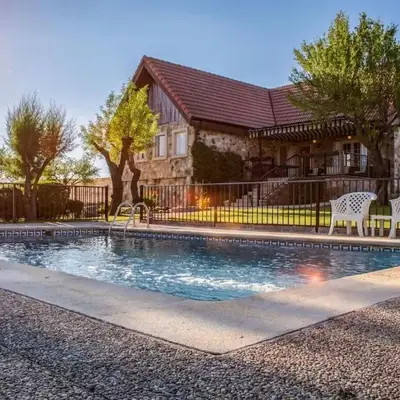 Una casita en el campo dentro de la ciudad
