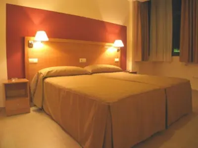 Cama o camas de una habitación en Hostal Ciudad de Cáparra